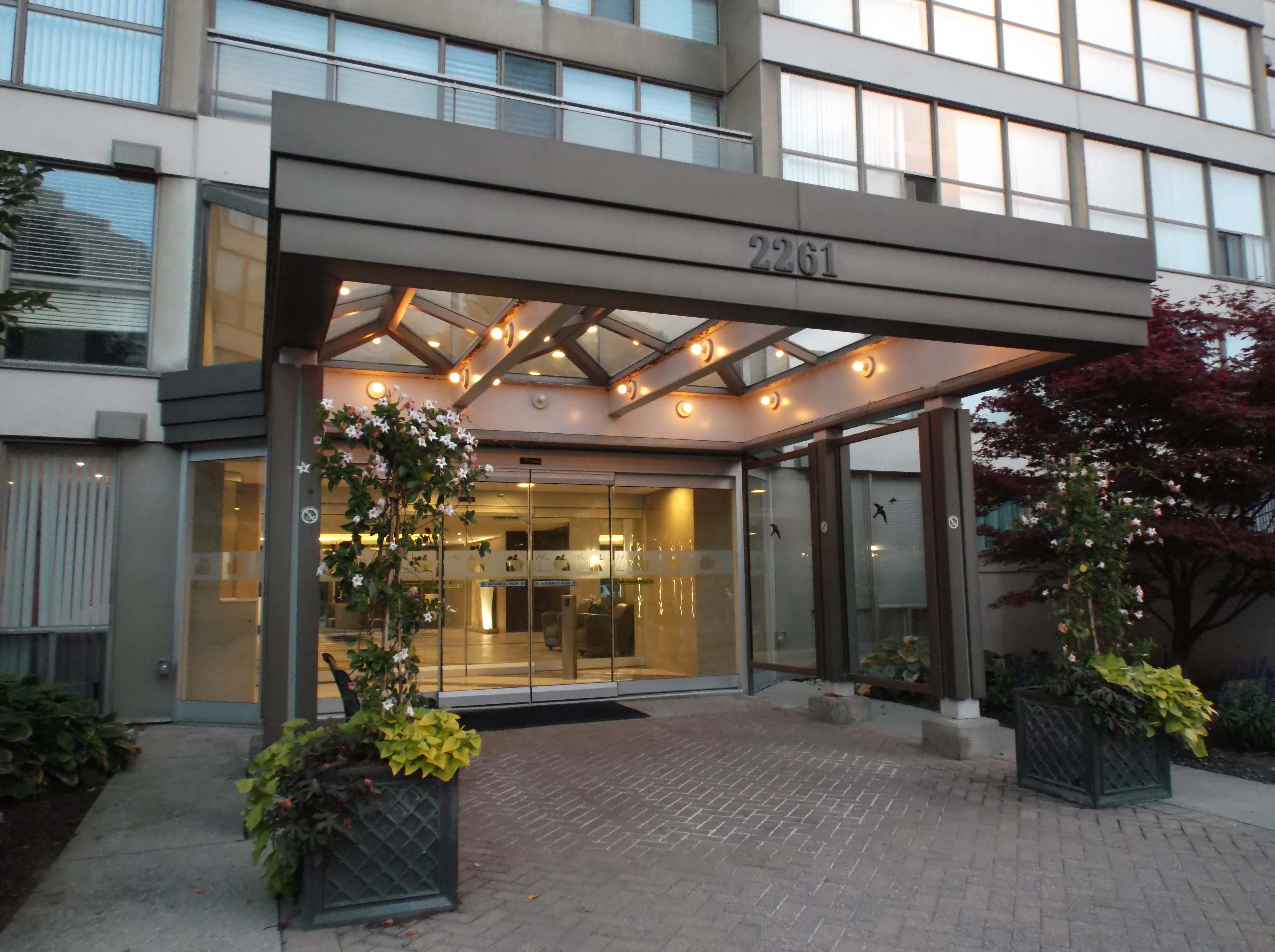 864-front-entrance-v.jpg 864-front-entrance-v.jpg